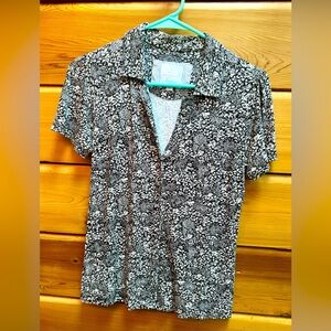 ANTHROPOLOGIE Short sleeved jersey blouse in black and white.